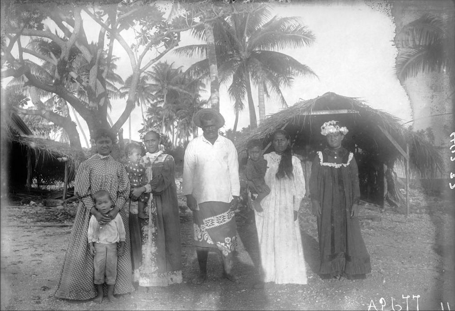 Residents of the village of Avatoru in Rangiroa (1899-1900) Harry Clifford Fassett